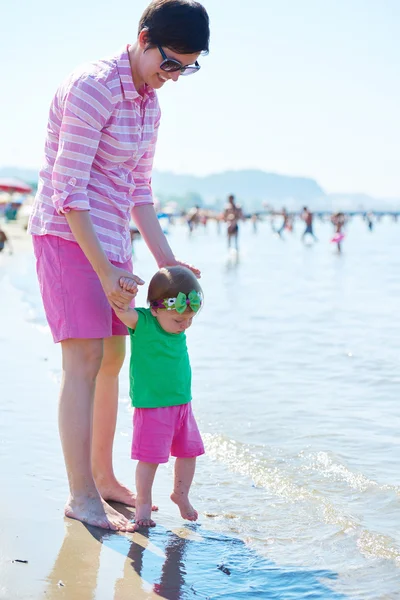 Mãe e bebê na praia — Fotografia de Stock