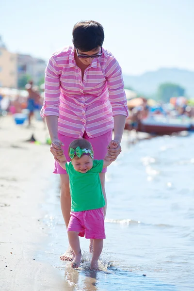 Mom and baby on beach — Stock Photo, Image