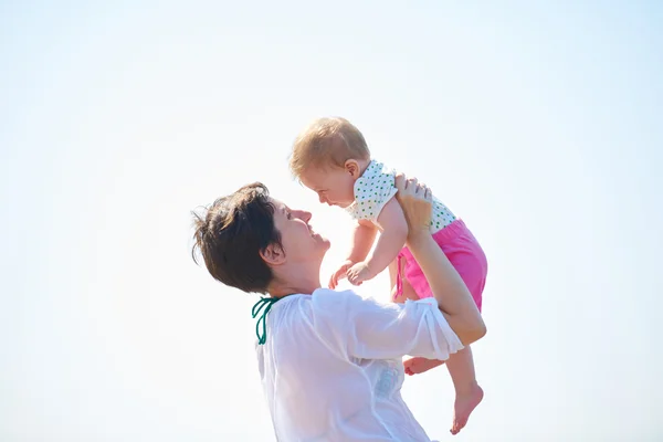 Mamma e bambino sulla spiaggia — Foto Stock