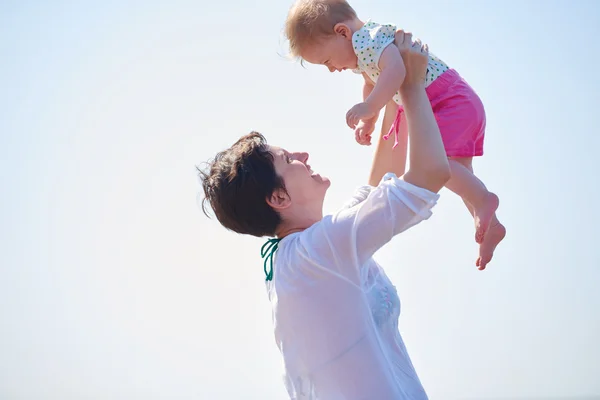 엄마와 아기 비치에 — 스톡 사진