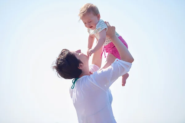 Moeder en baby op strand — Stockfoto