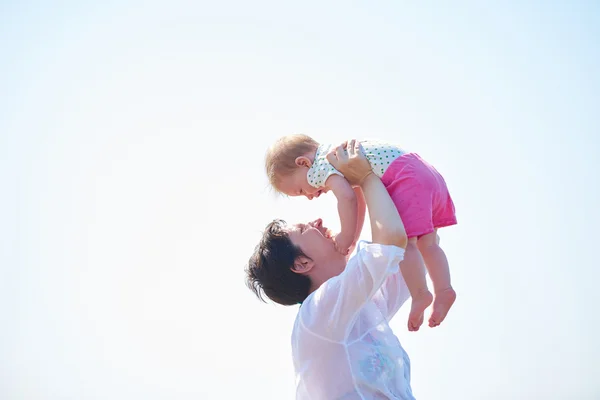 Moeder en baby op strand — Stockfoto