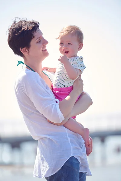 Mãe e bebê na praia — Fotografia de Stock