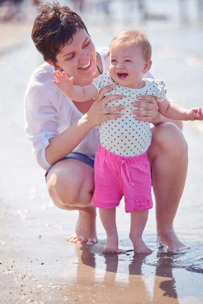 妈妈和宝宝在海滩上 — 图库照片