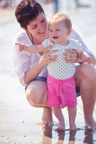 妈妈和宝宝在海滩上 — 图库照片