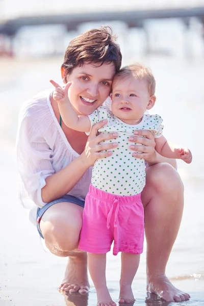 Anya és a baba a strandon — Stock Fotó