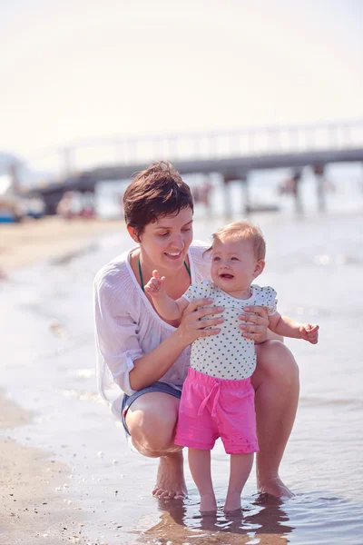 Mamá y bebé en la playa — Foto de Stock