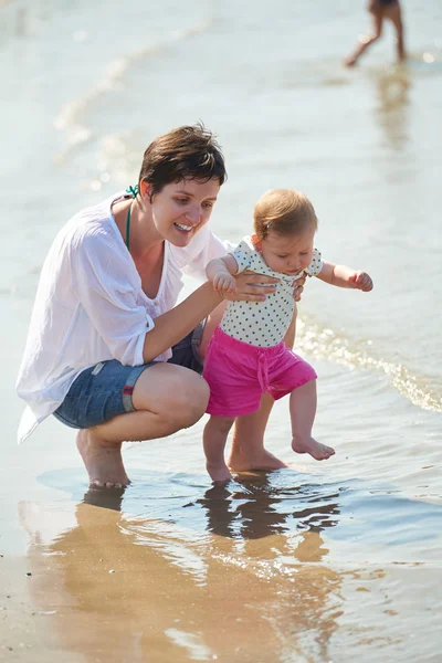Mom and baby on beach — Stock Photo, Image