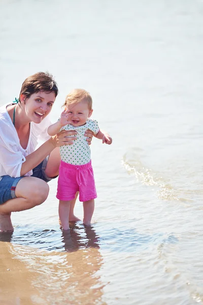 Mutter und Baby am Strand — Stockfoto