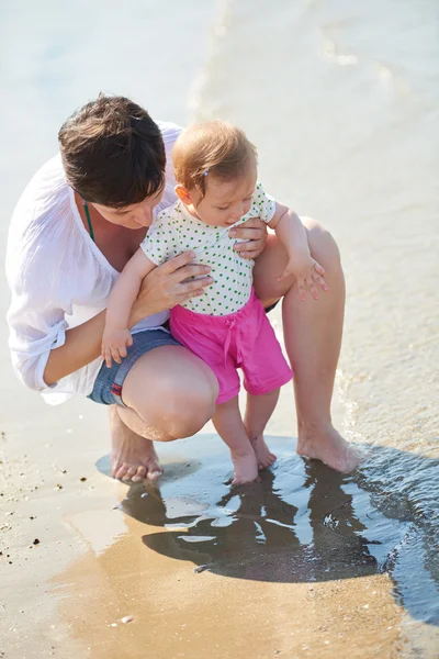 Mamma och baby på stranden — Stockfoto