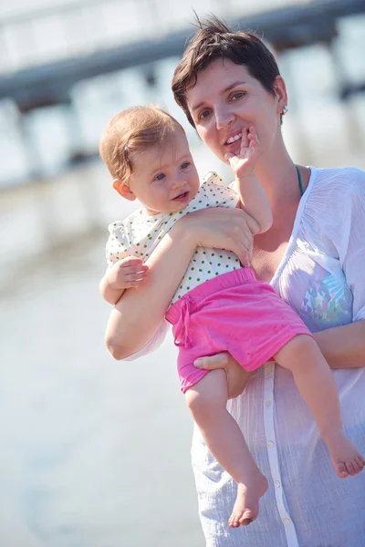 Moeder en baby op strand — Stockfoto