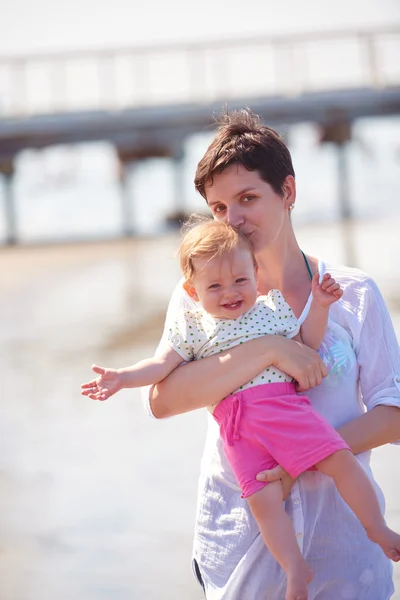 Mãe e bebê na praia — Fotografia de Stock