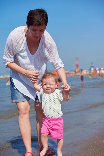 Mom and baby on beach — Stock Photo, Image