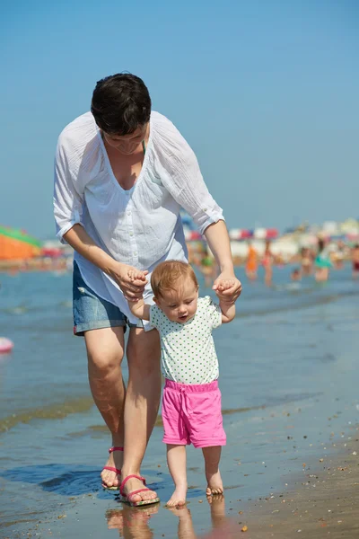 Mamá y bebé en la playa — Foto de Stock