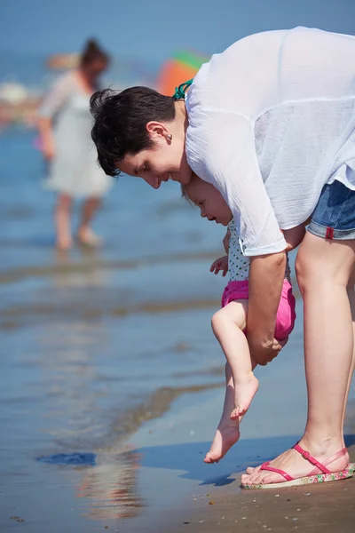 Mamma och baby på stranden — Stockfoto