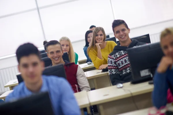 컴퓨터 교실에서 학생 들의 그룹 — 스톡 사진