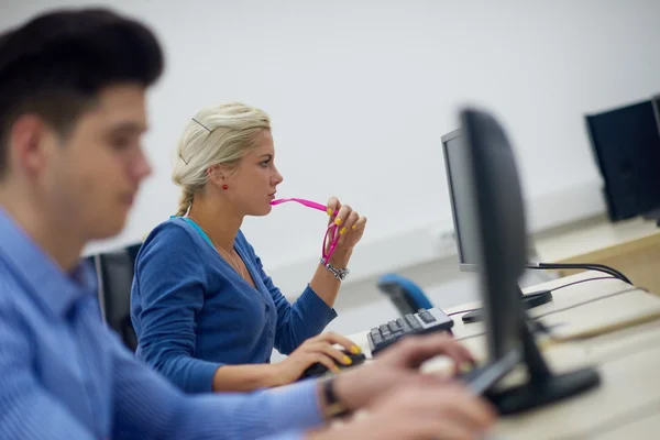 Groupe d'étudiants en salle de classe informatique — Photo