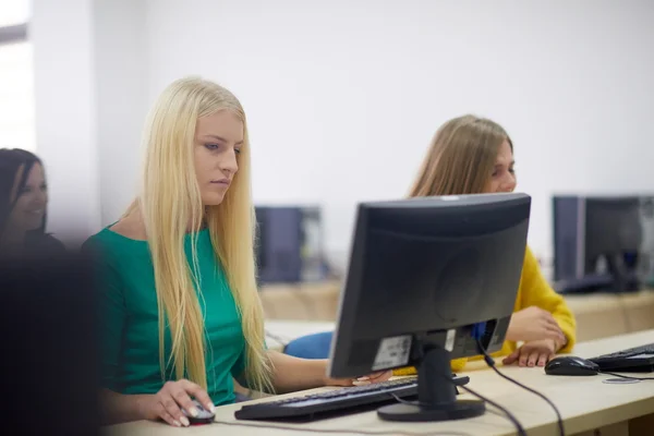 Grupo de alunos em sala de aula de informática — Fotografia de Stock