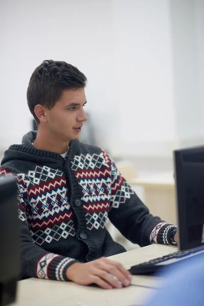 Studente in aula computer — Foto Stock