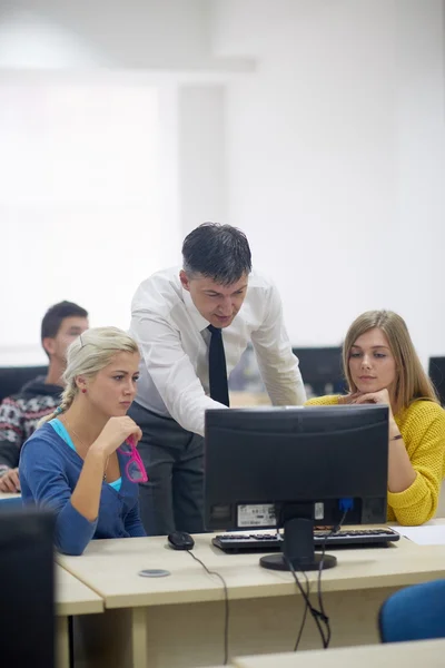 Estudiantes con profesor en aula de informática — Foto de Stock