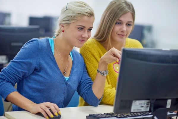 Étudiants en salle de classe informatique — Photo