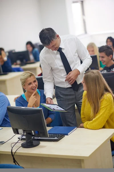 Студенты с преподавателем в компьютерном классе — стоковое фото