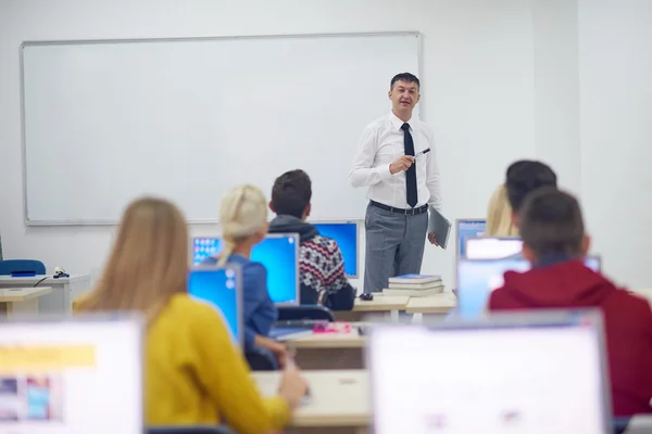 Diák és tanár számítógépre tanteremben — Stock Fotó