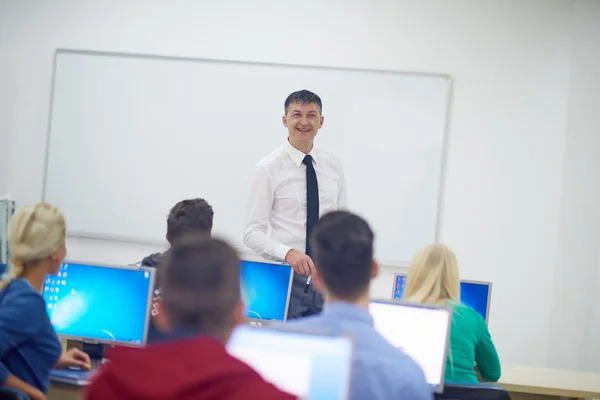 Elever med lärare i datasal — Stockfoto