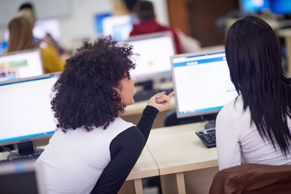 Estudiantes con profesor en aula de informática — Foto de Stock