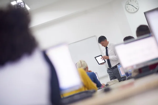 Elever med lärare i datasal — Stockfoto