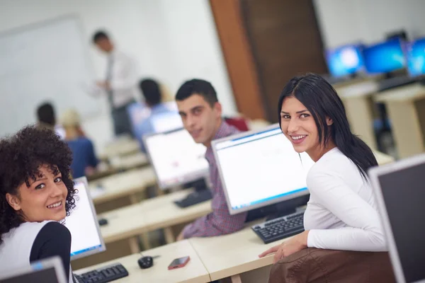 Φοιτητές με δάσκαλο στην τάξη του υπολογιστή — Φωτογραφία Αρχείου