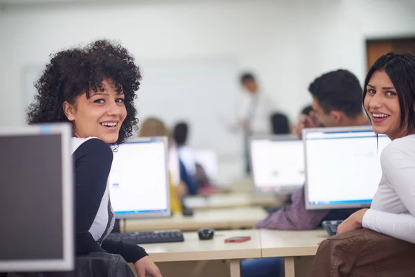 Elever i computer lab klassrum — Stockfoto