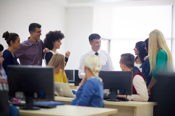 Alunos com professor em sala de aula de informática — Fotografia de Stock