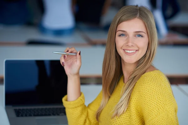 Retrato de menina estudante sorrindo feliz na sala de aula de tecnologia — Fotografia de Stock