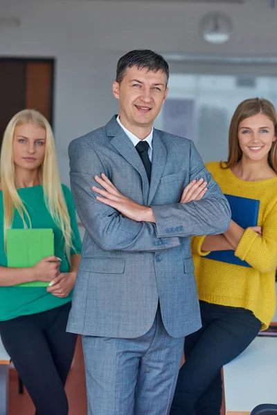 Ritratto di gruppo dell'insegnante con gli studenti — Foto Stock