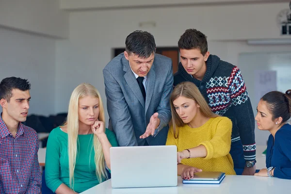 Studenten krijgen suppport van leraar — Stockfoto