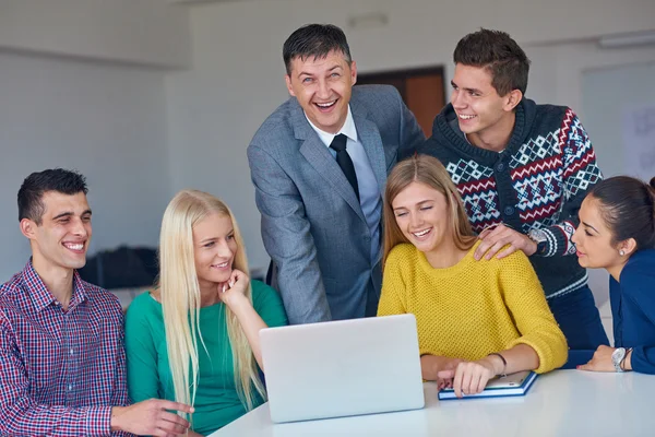 Schüler bekommen Unterstützung vom Lehrer — Stockfoto