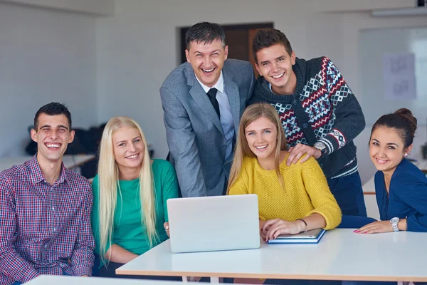 Schüler bekommen Unterstützung vom Lehrer — Stockfoto