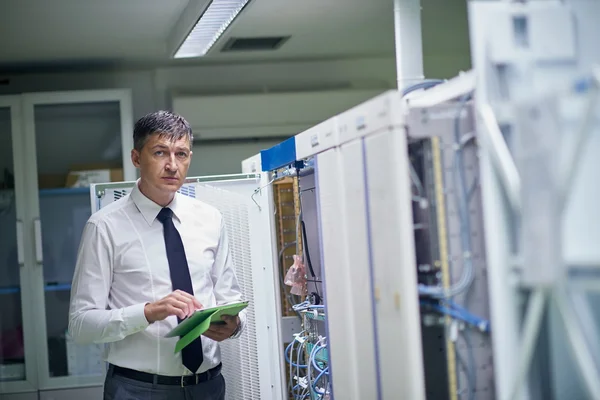 Ingénieur réseau travaillant dans la salle des serveurs — Photo