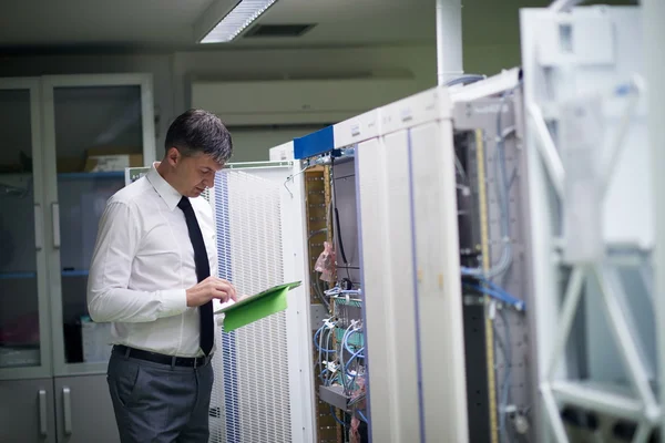 Nätverk ingenjör som arbetar i serverrum — Stockfoto