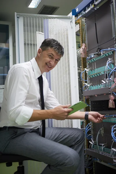 Ingénieur réseau travaillant dans la salle des serveurs — Photo