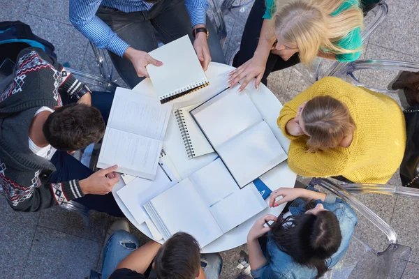 Grupp av studenter ovanifrån — Stockfoto