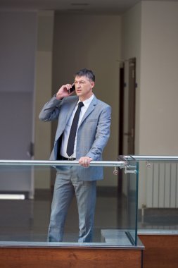 Telefon kullanan bir iş adamı