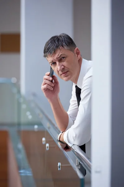 Biznesmen korzystający z telefonu — Zdjęcie stockowe