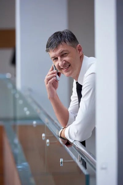 Telefon kullanan bir iş adamı — Stok fotoğraf