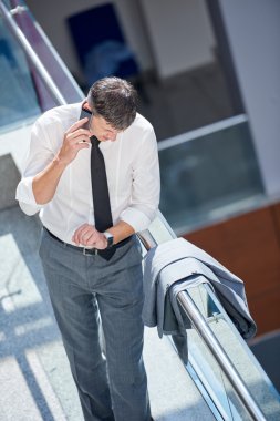 Telefon kullanan bir iş adamı