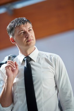 Orta yaşlı işadamı portresi