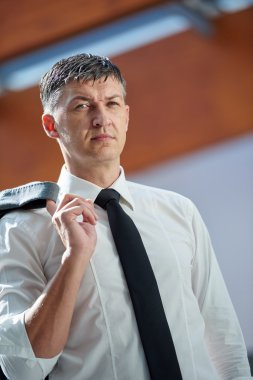 Orta yaşlı işadamı portresi