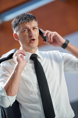 Telefon kullanan bir iş adamı