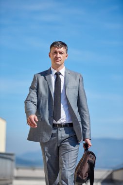 üst düzey iş adamı açık havada